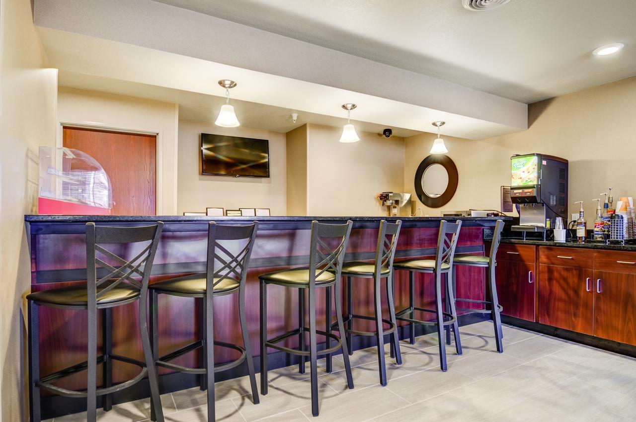 Castle Rock Inn & Suites - Quinter Eksteriør billede